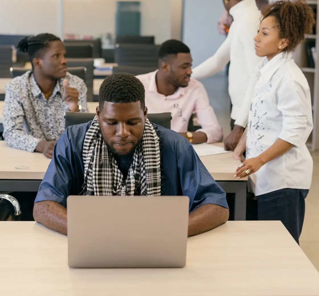 Collaborateurs au travail dans un bureau de représentation