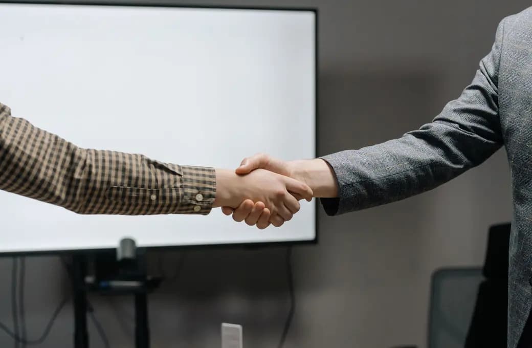 Signature d'un accord commercial en rendez-vous client